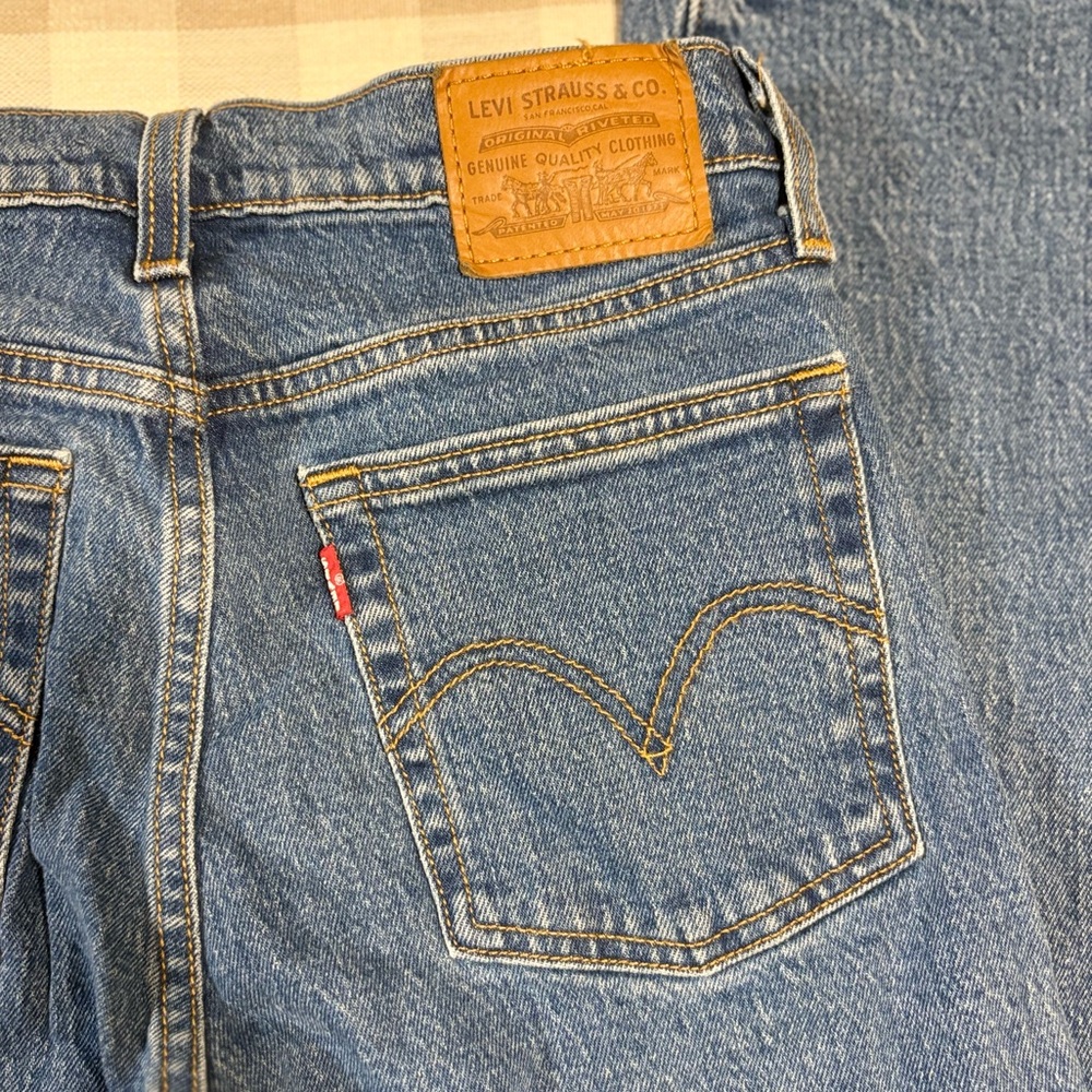 NWOT Levi's Medium Wash Wedgie Icon Fit Straight Leg Jeans - Picture 11 of 14